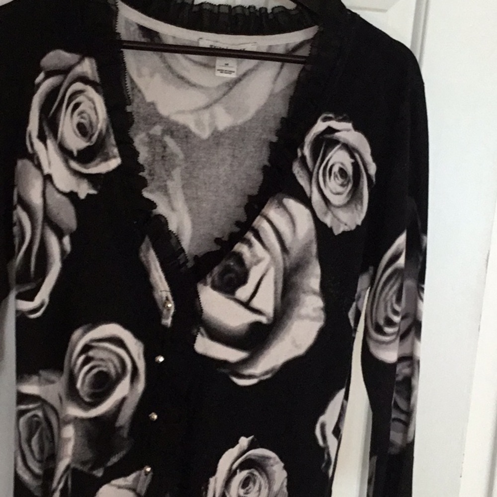 Cute sweater black and white flowers